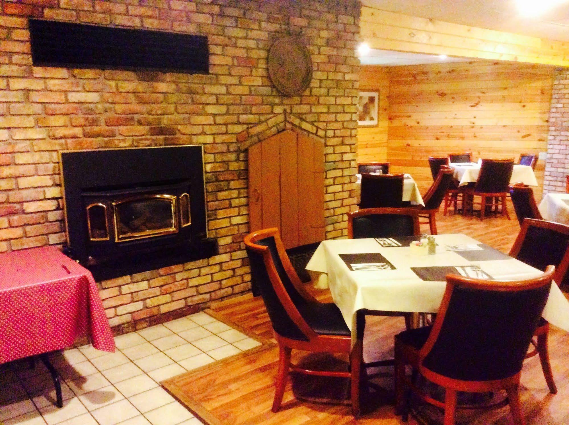Forty Club Inn Deerwood ภายนอก รูปภาพ